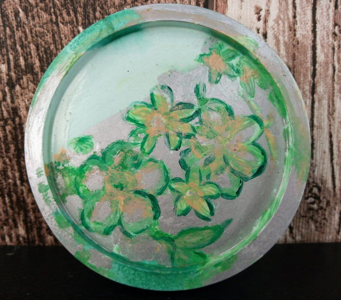 Suport rotund (farfuriuta), verde/argintiu, pictat manual, din ceramica. [1]