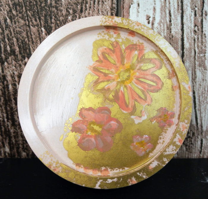 Suport rotund (farfuriuta), roz/auriu, pictat manual, din ceramica. [1]