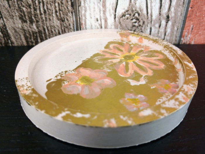 Suport rotund (farfuriuta), roz/auriu, pictat manual, din ceramica. [3]