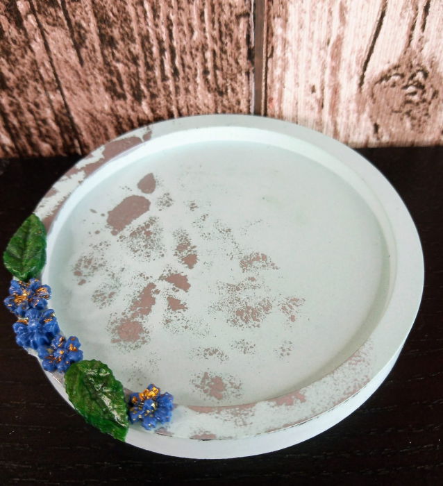 Suport rotund din ceramica decorat cu floricele. [3]