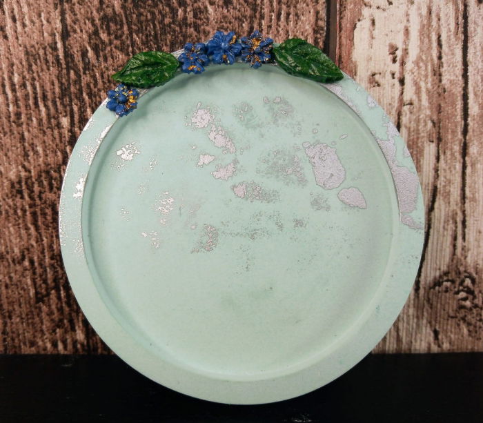 Suport rotund din ceramica decorat cu floricele. [1]