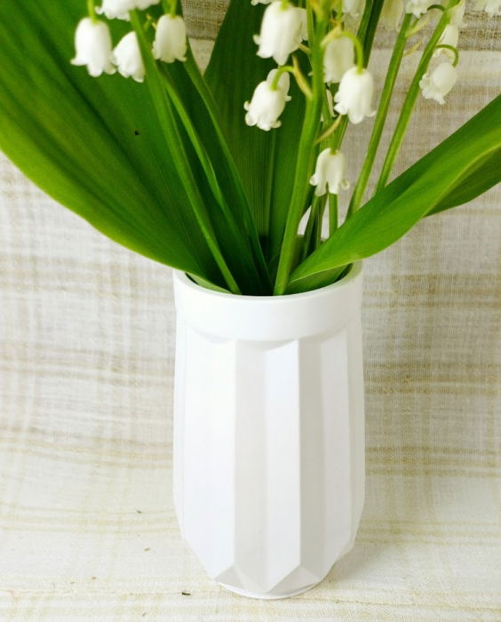 Vază albă ceramică + lumânare de ceară de soia albastru deschis [7]