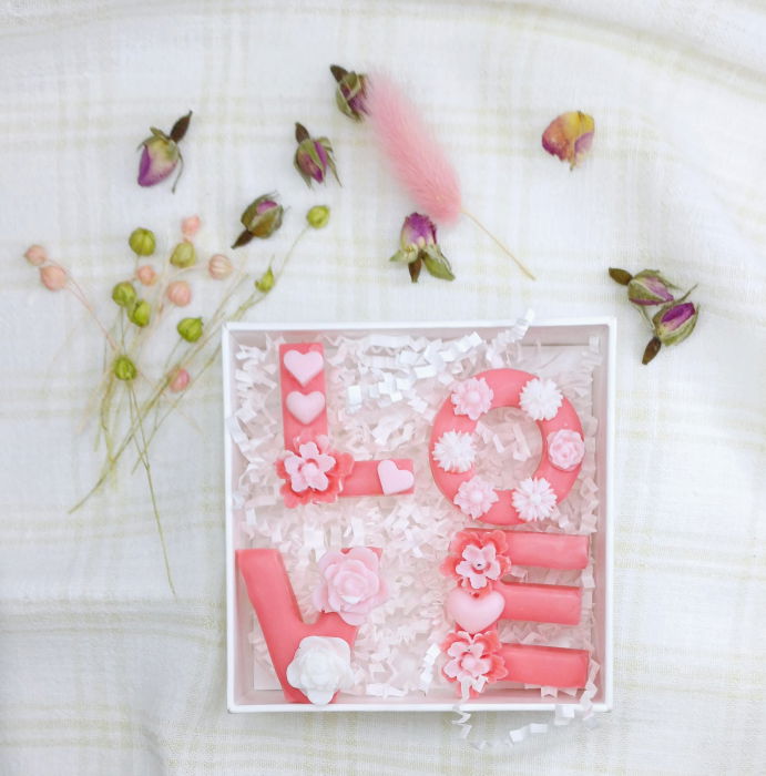 Wax melts 'L O V E' [4]