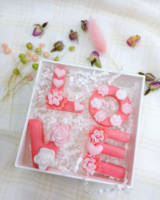 Wax melts 'L O V E' [3]
