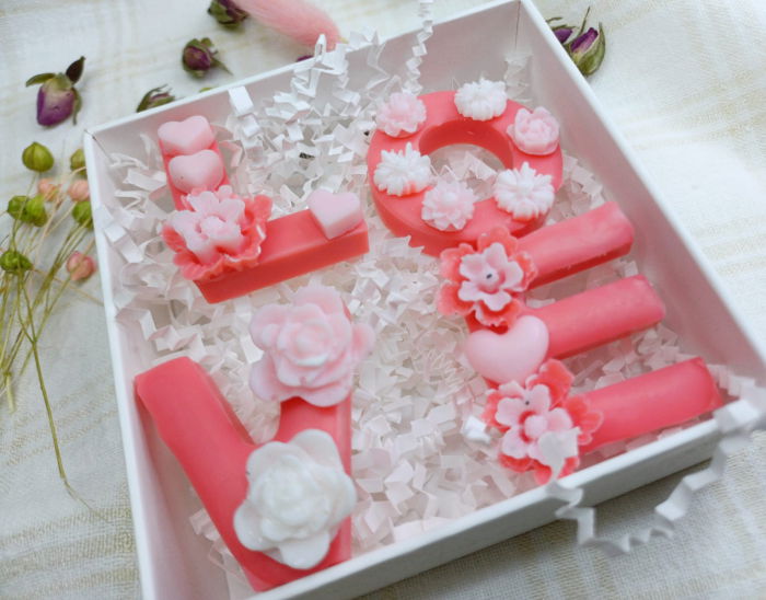 Wax melts 'L O V E' [2]