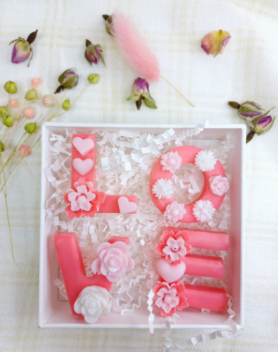 Wax melts 'L O V E' [1]