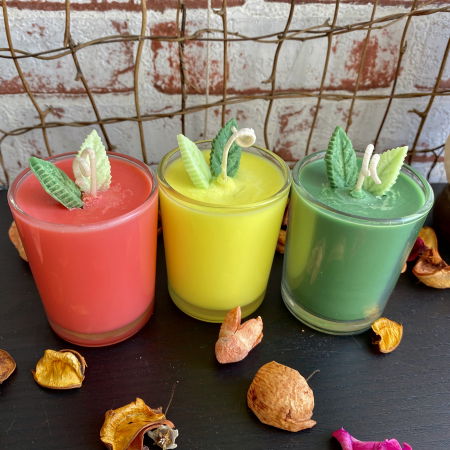 In recipient din sticla - Set trei  lumanari " Rasta cu frunze "