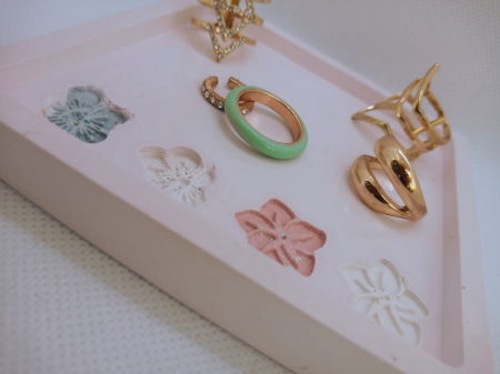 Set decorativ  alb/roz cu flori imprimate. [18]