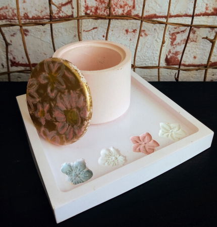 Set decorativ  alb/roz cu flori imprimate. [1]