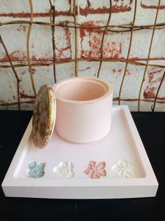 Set decorativ  alb/roz cu flori imprimate. [5]