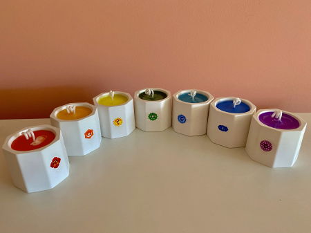 In recipient din ceramica handmade - Set lumanari " 7 Chakre "  in recipient ceramic mic.