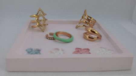 Set decorativ  alb/roz cu flori imprimate. [17]