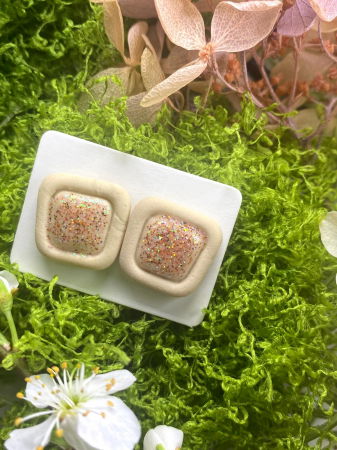 Cercei handmade - Buton bej multicolorat