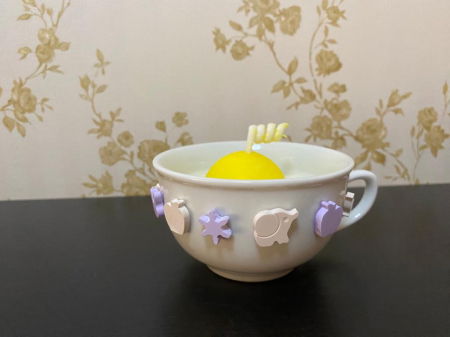 Recipient upcycled - Lumanare parfumata " Ousor "  in cescuta decorata cu animalute din ceramica.