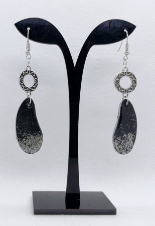 Cercei  "picături de ploaie" negru-argintii cu accesorii argintiu antichizat
