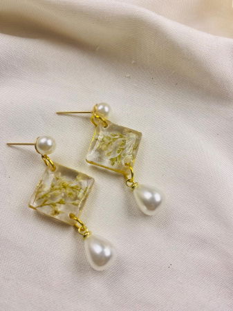 Cercei  din rasina cu floricele naturale albe. [1]