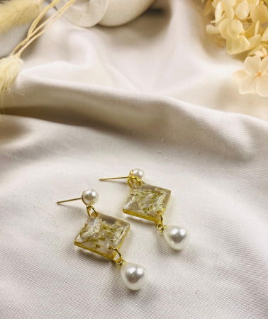 Cercei handmade - Cercei  din rasina cu floricele naturale albe.