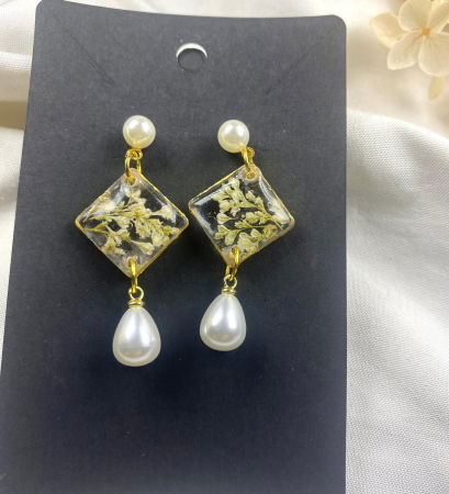 Cercei  din rasina cu floricele naturale albe. [3]