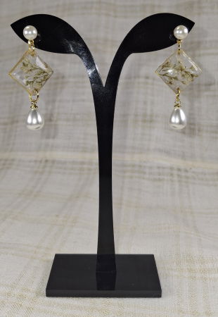 Cercei  din rasina cu floricele naturale albe. [4]