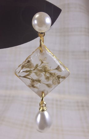 Cercei  din rasina cu floricele naturale albe. [2]