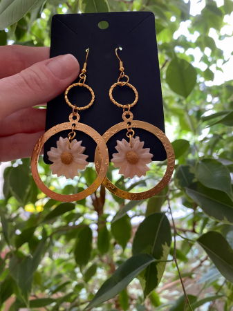 Cercei  aurii cu flori albe.