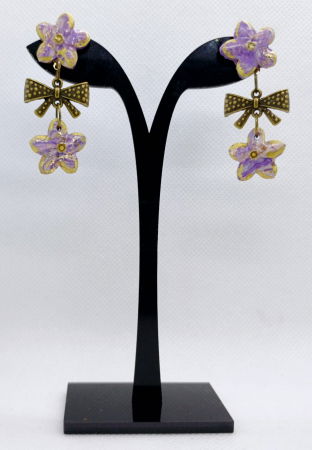 Cercei floricele violet-aurii cu fundite culoarea bronzului.