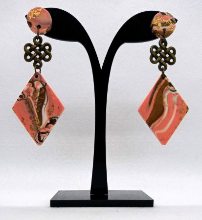 Cercei handmade - Cercei romb, nuante de roz cu accesorii bronz