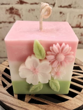 Lumanare parfumata, cub mare, in trei culori decorata cu flori de ceara. [1]