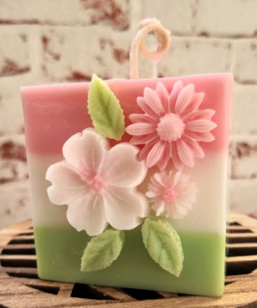 Lumanari - Lumanare parfumata, cub mare, in trei culori decorata cu flori de ceara.