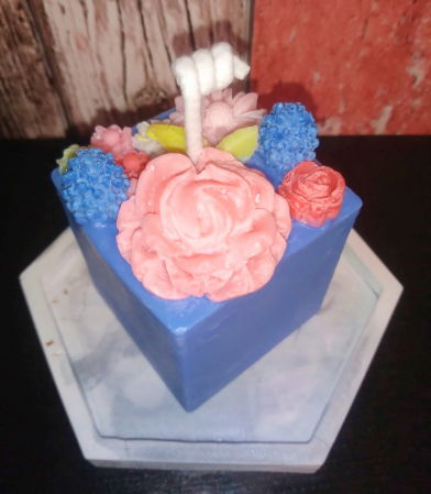 Lumanare parfumata, cub albastru cu flori plus suport din ceramica hexagonal. [2]