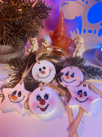 Decoratiuni - Set de 5 diferite decoratiuni din ceramica pentru bradul de Craciun - 'Frosty'