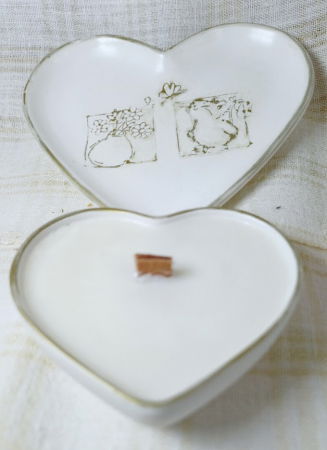 In recipient din ceramica handmade - Farfurie albă argintie + lumânare din ceară de soia în formă de inimă