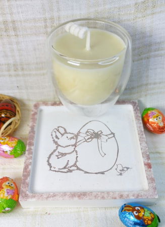 In recipient din sticla - Farfurie albă cu iepuras si ou + lumânare din ceară de soia în pahar din sticla
