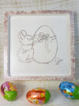 Farfurie albă cu iepuras si ou + lumânare din ceară de soia în pahar din sticla [3]