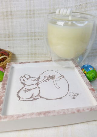 Farfurie albă cu iepuras si ou + lumânare din ceară de soia în pahar din sticla [6]