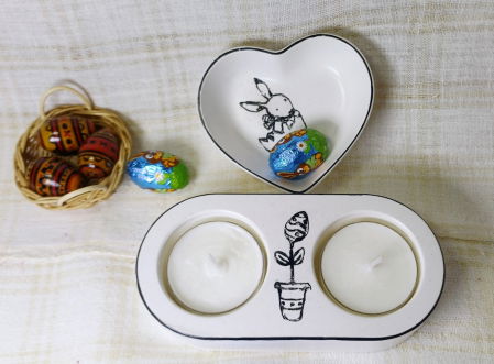 Ceramica handmade - Farfurie alba cu iepuras si lumanari gemene în suport ceramic realizat manual