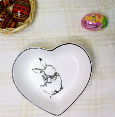 Farfurie alba cu iepuras si lumanari gemene în suport ceramic realizat manual [6]