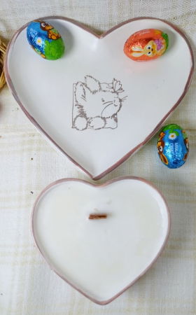 In recipient din ceramica handmade - Farfurie albă + lumânare din ceară de soia în formă de inimă