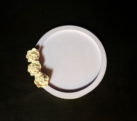 Suport rotund decorat cu flori din ceramica handmade