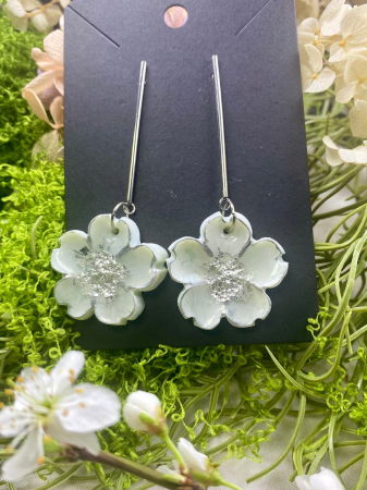Cercei handmade - Florile alb argintiu