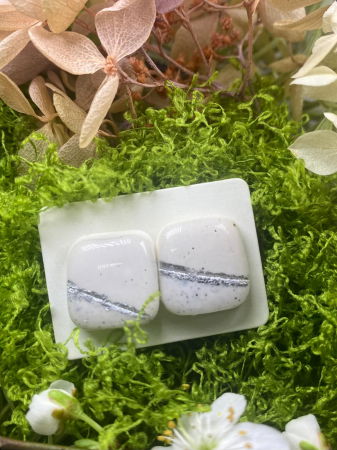 Cercei handmade - Buton alb argintiu