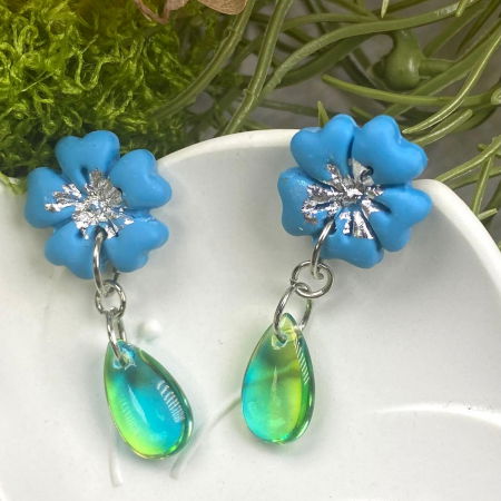 Cercei handmade - Florile albastre cu picatura verde