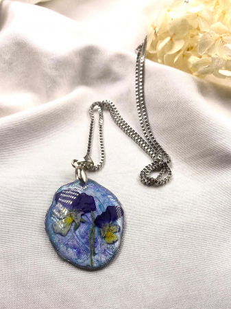 Coliere si lantisoare handmade - Lantisor argintiu cu panselute mov montate in rasina.