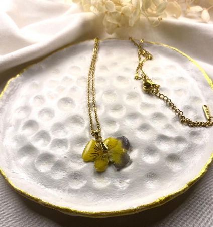 Coliere si lantisoare handmade - Lanțisor auriu cu panseluta galbena prinsa in rasina.