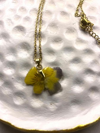 Lanțisor auriu cu panseluta galbena prinsa in rasina. [1]