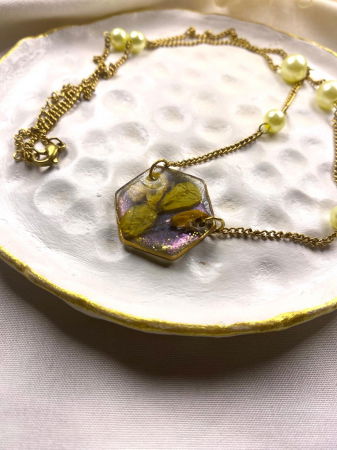 Lanțisor auriu cu floricele galbene montate in rasina [1]