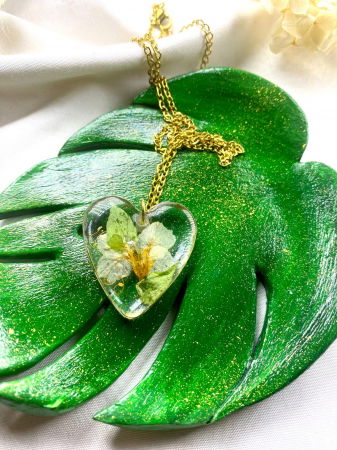 Coliere si lantisoare handmade - Lanțisor cu flori de corcodus