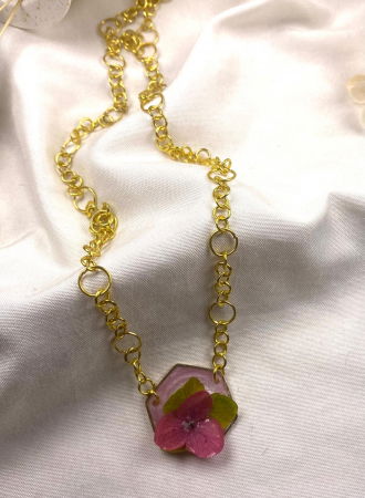 Lanțisor auriu cu flori mov de hortensie. [1]