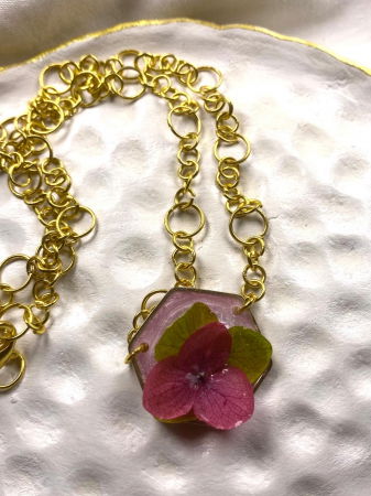 Coliere si lantisoare handmade - Lanțisor auriu cu flori mov de hortensie.