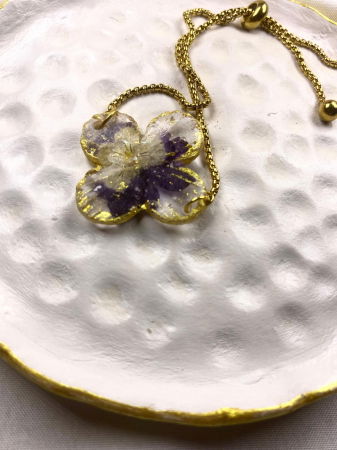 Bratara reglabila, aurie, decorata cu o panseluta montata in rasina. [1]